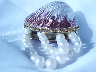 Image showing Bowl and pearls