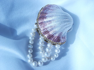 Image showing Bowl and pearls