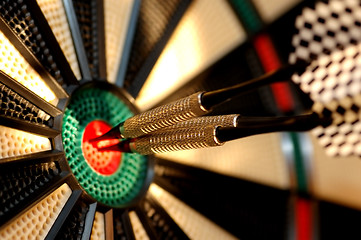Image showing Three arrows in the centre of a dart board