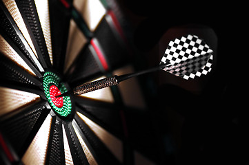 Image showing One arrow in the centre of a dart board