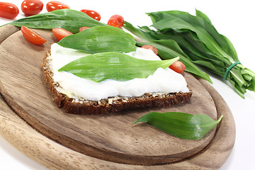 Image showing ramson bread with cottage cheese