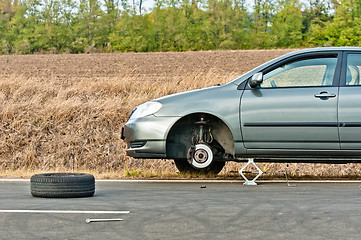 Image showing Car without tire on the road