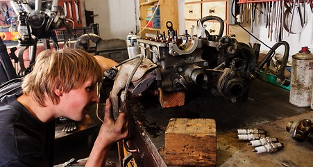 Image showing Worker with car engine