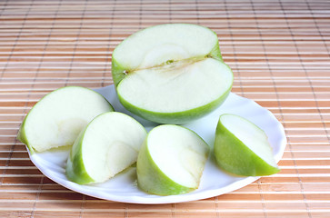 Image showing Apple pieces on the plate