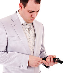 Image showing man in white suit reload the gun