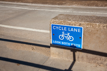 Image showing Blue cycle path lane sign by beach