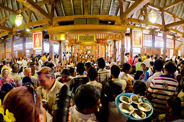 Image showing crowd of worshipers and tourists at the entrance to the room wit