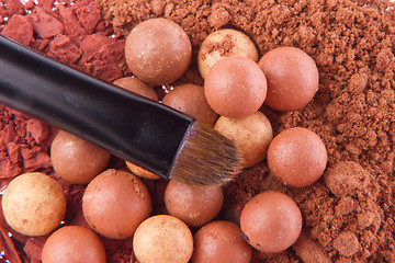 Image showing bronzing pearls with eyeshadows