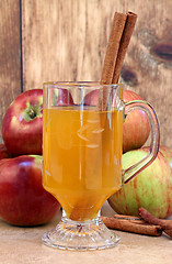 Image showing Apple cider with cinnamon sticks and apples.