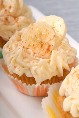 Image showing Vanilla cupcake with cream cheese frosting and sliced bananas