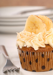 Image showing Vanilla cupcake with cream cheese frosting and sliced bananas