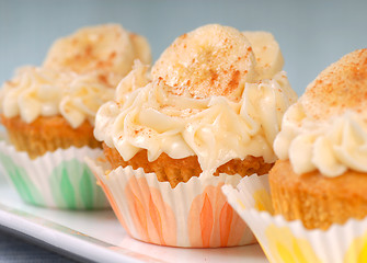 Image showing Vanilla cupcake with cream cheese frosting and sliced bananas