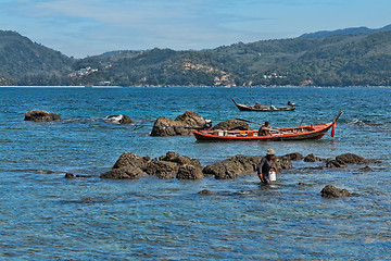 Image showing Thai fishermen catch fish