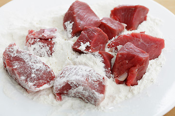 Image showing Dusting beef chunks