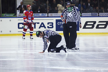 Image showing Referees repearing the ice