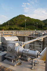 Image showing Floodgate mechanism at water reservoir.