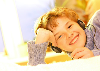 Image showing Boy listen to music