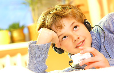 Image showing Boy listen to music