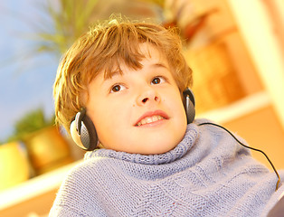 Image showing Boy listen to music