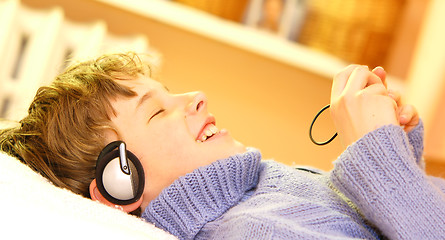 Image showing Boy listen to music