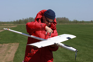 Image showing Man assembly RC glider