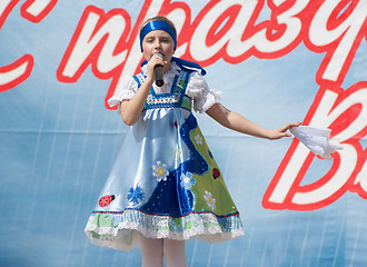 Image showing Dolgih Olga sing a song