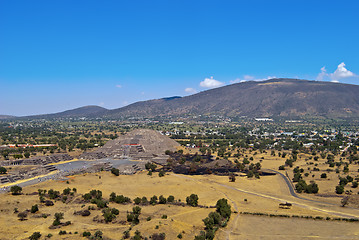 Image showing Pyramid of the Moon and the Avenue of the dead.