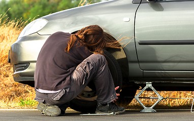 Image showing Young man repairing the car