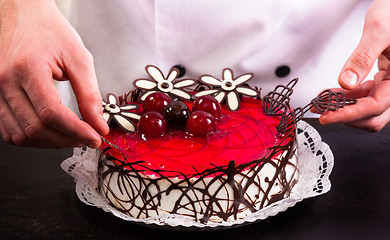 Image showing Confectioner preparing cake