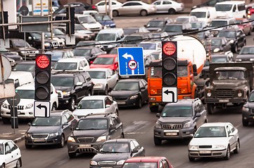 Image showing Crowded highway with traffic lamp