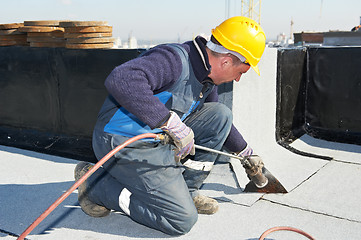 Image showing Flat roof covering works with roofing felt