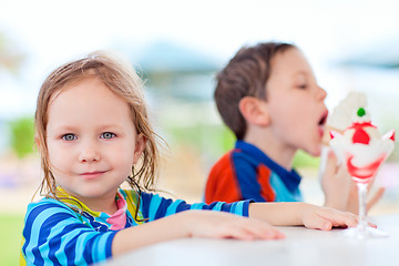 Image showing Kids eating ice cream