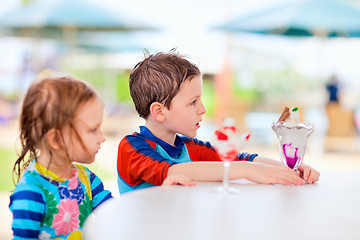 Image showing Kids eating ice cream