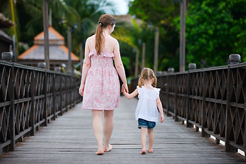 Image showing Mother and daughter back view