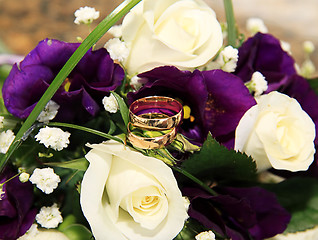 Image showing wedding rings and roses arrangements