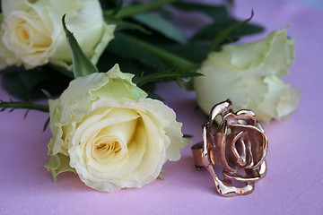 Image showing White roses and rose in gold