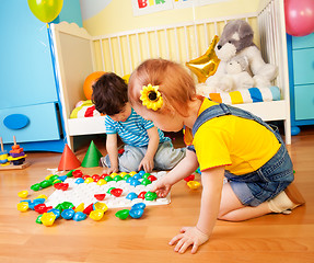 Image showing Girls playing with puzzle