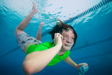 Image showing Man speaking on the cell phone underwater