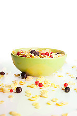 Image showing Corn flakes with currants berries
