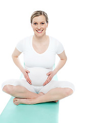 Image showing Studio portrait of pregnant woman