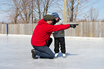 Image showing Father teaching daughter how to ice skate