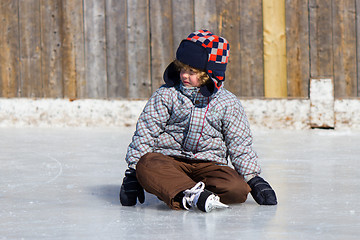 Image showing Boy learning to ice skate