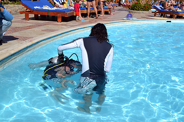 Image showing man learns to dive