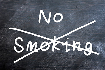 Image showing No smoking written on a smudged blackboard