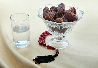 Image showing Dates, water and prayer beads