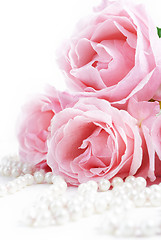 Image showing Roses and pearls