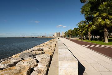 Image showing Cycle track  along the Tejo river.