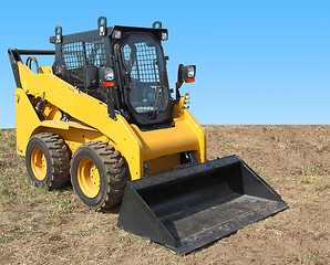 Image showing The yellow truck with a scraper to lift cargo.