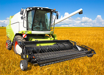 Image showing combine harvester 