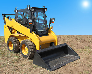 Image showing The yellow truck with a scraper to lift cargo.